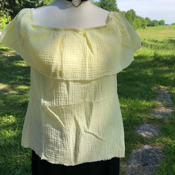Socialite Ruffle off the Shoulder Top, Size Med - Picture 5 of 7